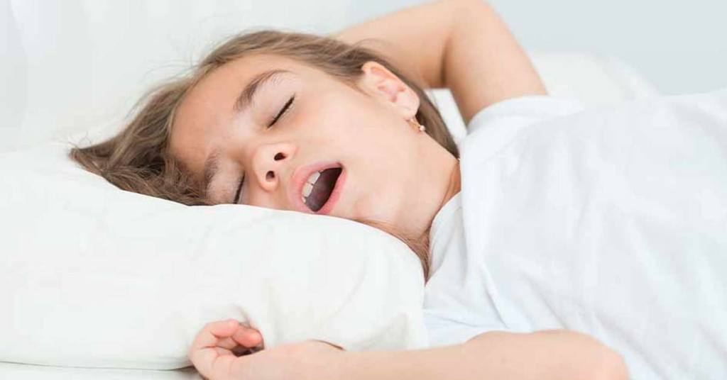 Causas de dificuldade de respirar à noite em crianças